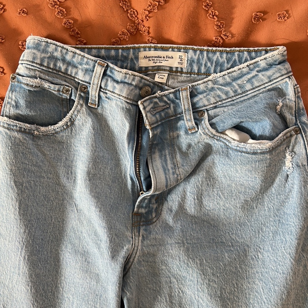 Abercrombie Curve Love “90s Relaxed Jean High Rise”